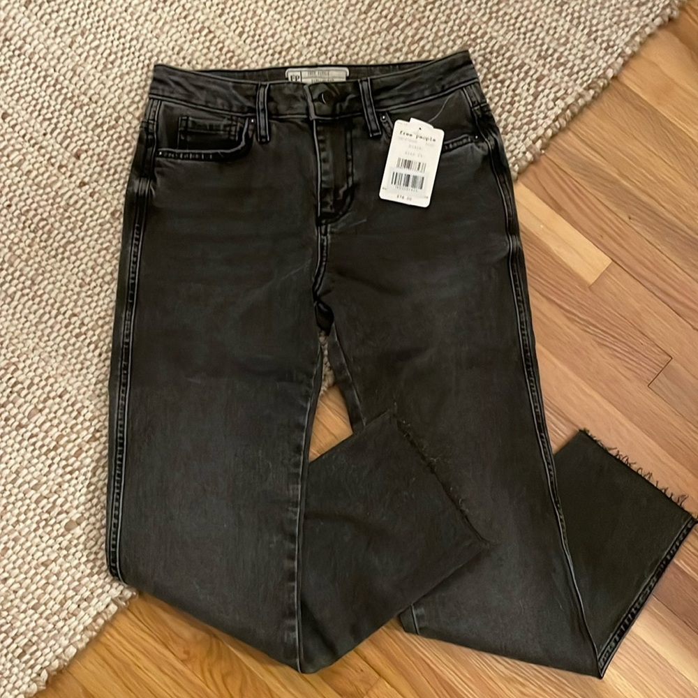 NWT $78 FREE PEOPLE Clean Girlfriend Straight Jean in Black 24